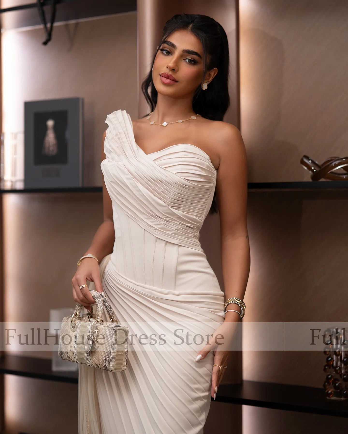 Robe fourreau plissée à plusieurs niveaux, asymétrique épaule dénudée, sur mesure, Sexy, arabe saoudien, dos nu, longueur au sol, robe de soirée avec cour