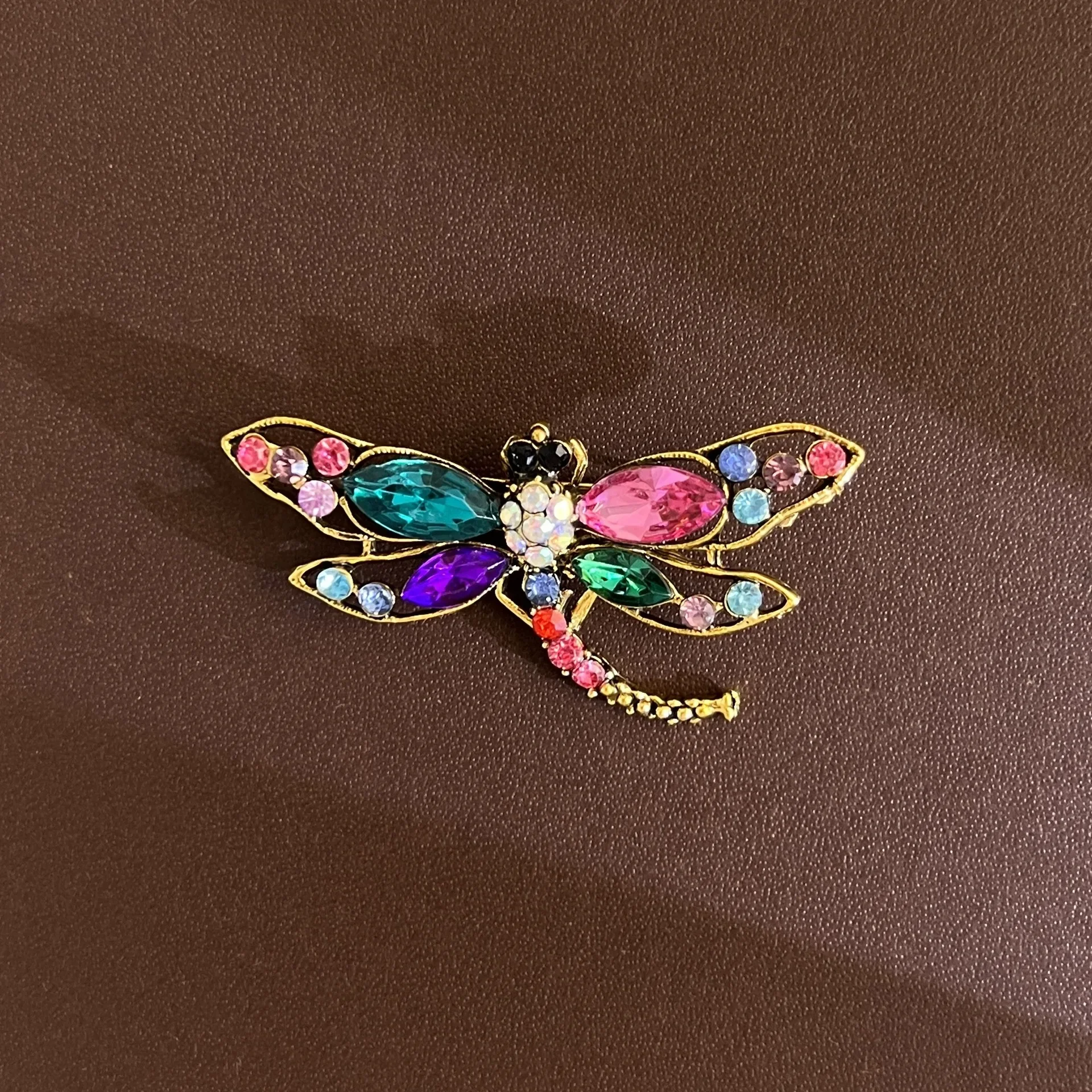 Vintage Colored Crystal Rhinestone Dragonfly Brooch for Women Exquisite Elegant Insect Lapel Pin Clothing Accessories Party Gift
