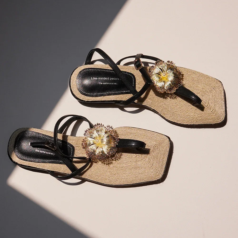 Sandalias tejidas de paja hechas a mano con flores de estilo de hadas Retro Chic a la moda de verano, chanclas con punta cuadrada, zapatos planos de cuero para mujer