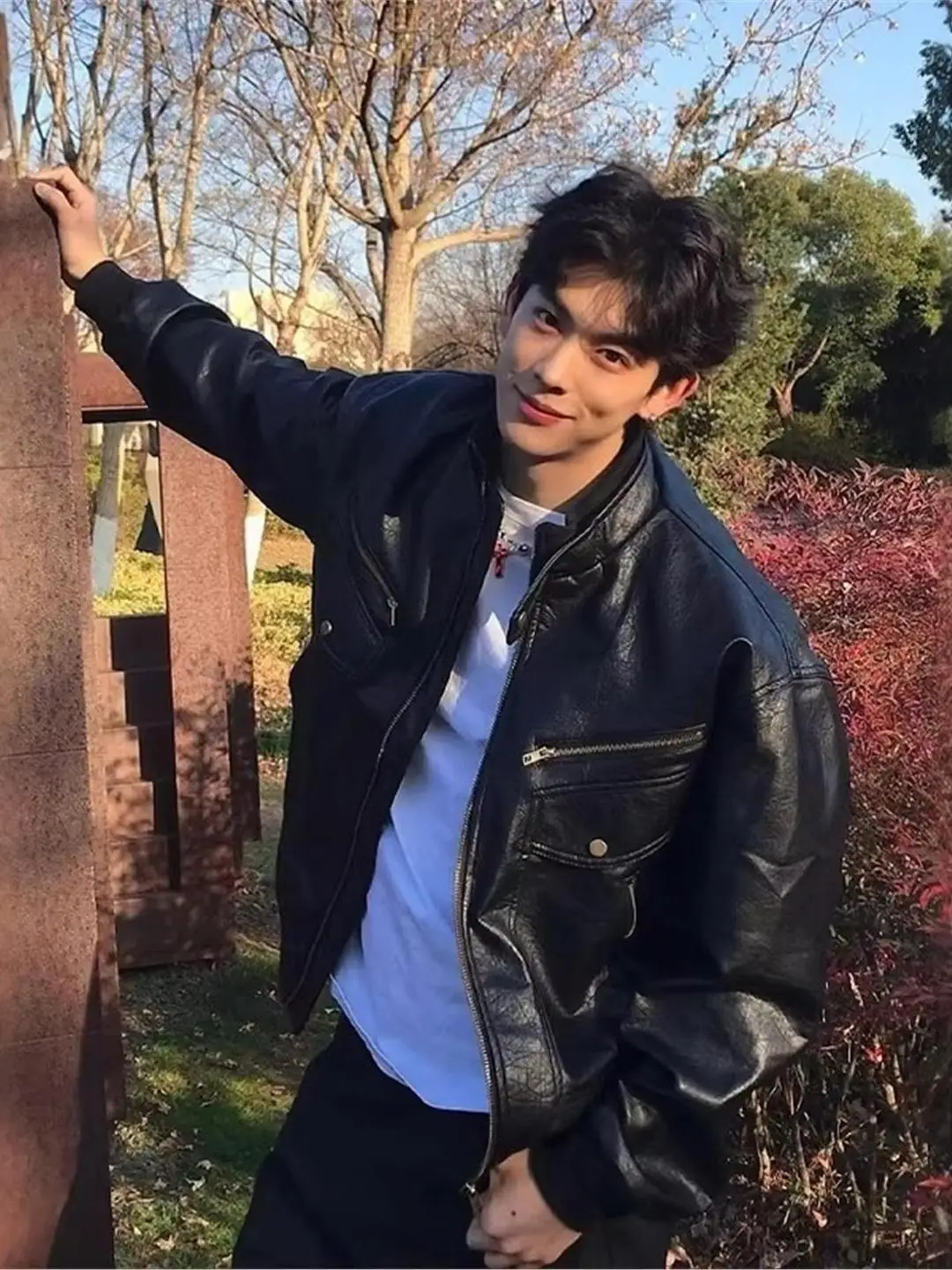 

Мужская куртка из искусственной кожи в американском ретро-стиле с текстурным дизайном, свободного кроя, с множеством карманов, в мотоциклетном стиле, модная повседневная куртка на молнии