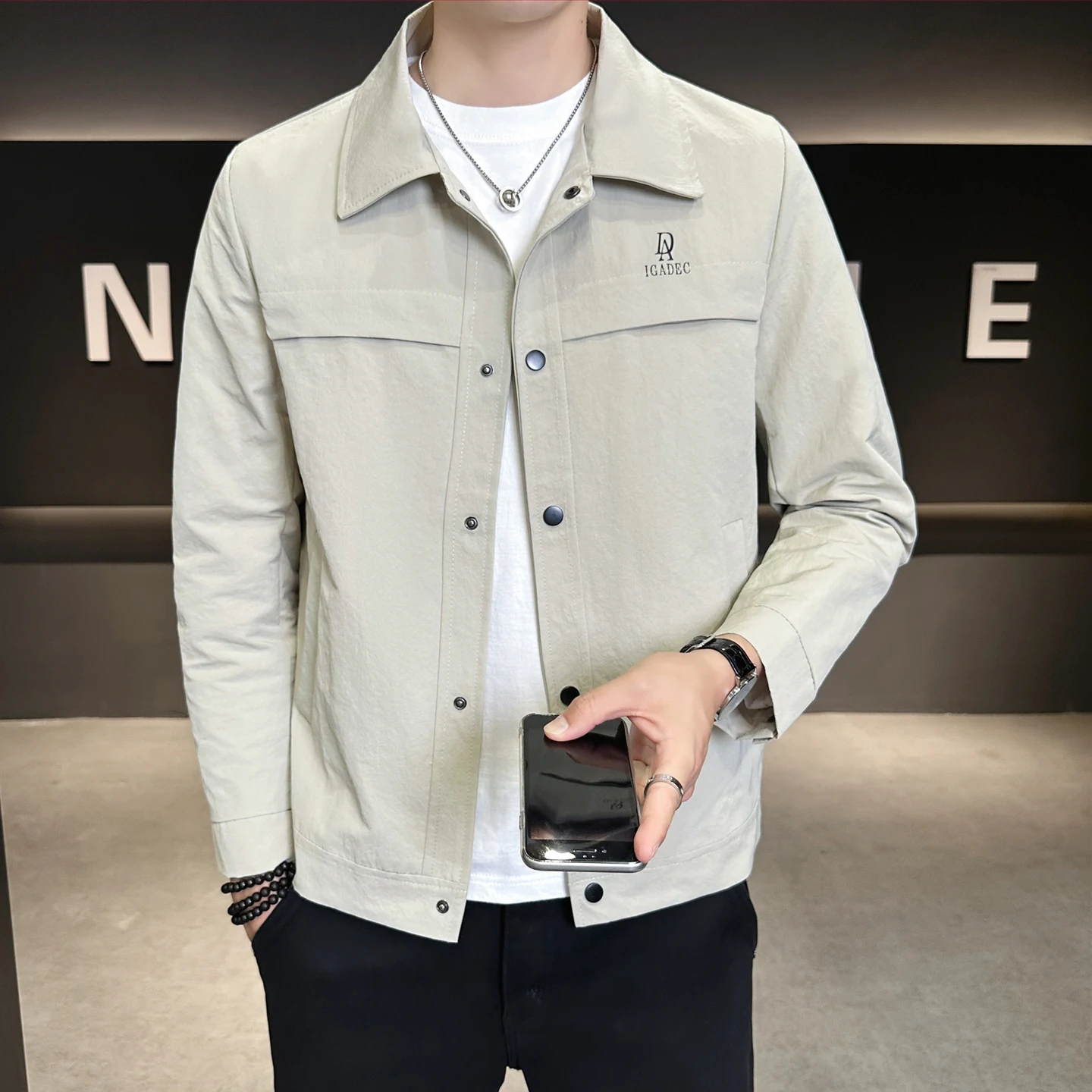 

Повседневная мужская куртка на весну-осень 2026 года, новая молодежная модная модель приталенного кроя из полиэстера с длинными рукавами и декоративными пуговицами