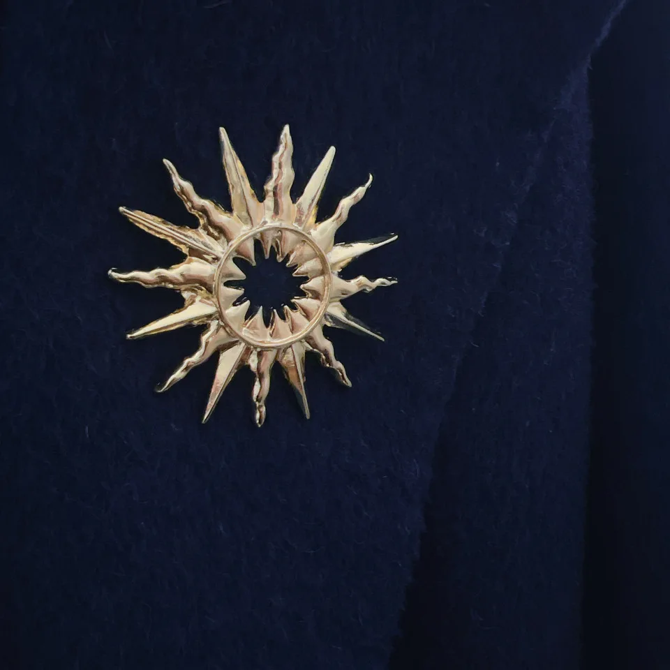 Creative Matte Metal Openwork Sun Brooch Women\'s Fashion Coat Accessories Men Gold Color Niche Design Simple Corsage Jewelry