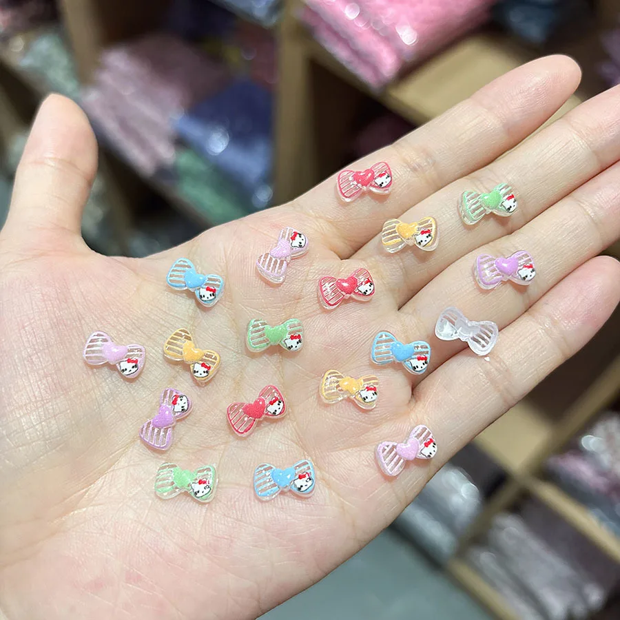 100 Stück/Packung 6,5 x 11 mm Hello Kitty Bow Nagel-Charms – kristallklare Harz-Herz-Nagelkunst, süße 3D-Nageldekoration für Kawaii-Maniküre
