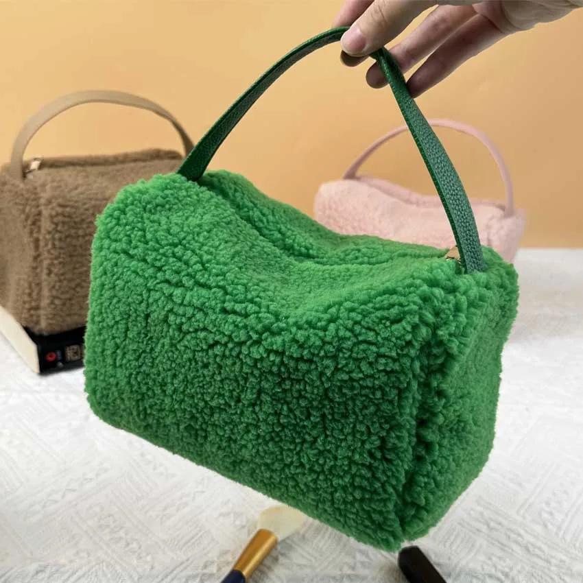 Soft Winter Cosmetic Pouch Bag Girl Travel Essentials Beauty Bag With Handle Desinger Fluffy Makeup Bag