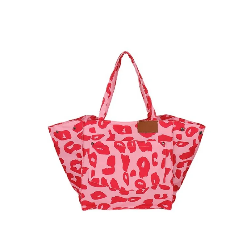 

Classic Parisian Style Leather Shoulder Bag For Women With Timeless Silhouette And Elegant Look And Sophistication
