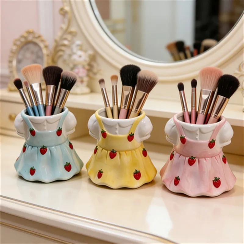 Nordic Ceramic Strawberry Dress Makeup Brush Storage Bucket Ornaments Bedroom Office Pen Holder Jewelry Ring Storage Decoration