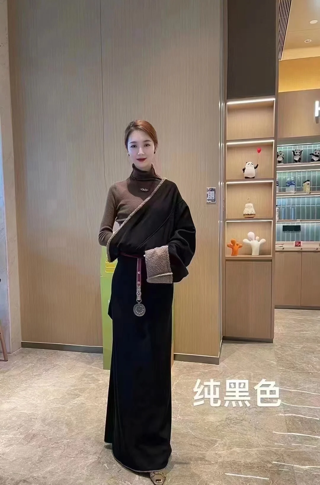 

Tibetan women wear thick and warm Tibetan robes in winter