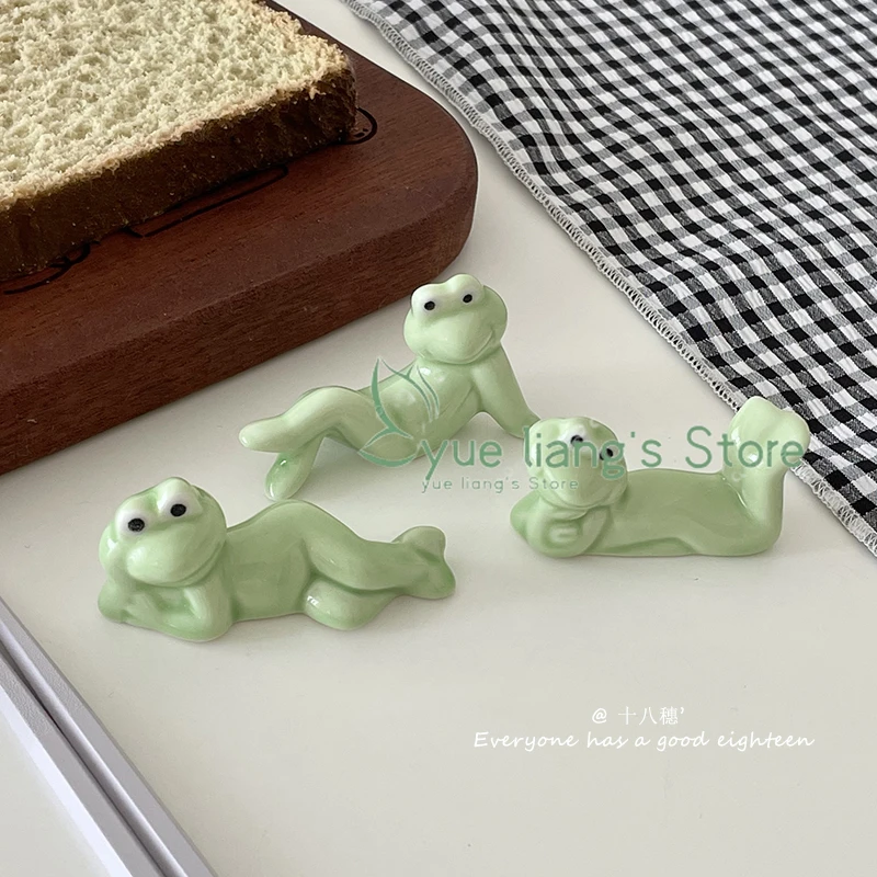 Cute 3D Frog Chopstick Holder, Enchanting Posture Ceramic Desktop Ornament, Pen Holder, Creative Small Animal Chopstick Holder