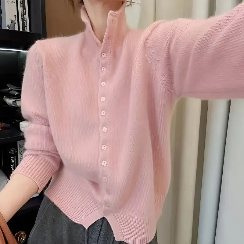 سترة صوفية رمادية نصف الياقة المدورة للنساء في خريف وشتاء 2025 بلوزات محبوكة بنمط جديد