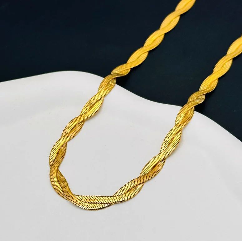 European and American style minimalist and elegant K gold cross necklace for women, trendy and cool style clavicle necklace.