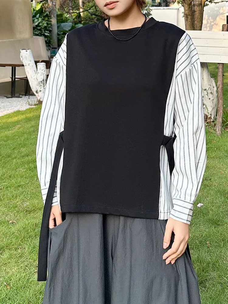 [EAM] White Spliced Striped Ribbon Big Size Sweatshirt New Round Neck Long Sleeve Women Fashion Tide Spring Autumn 2026 1DK0357