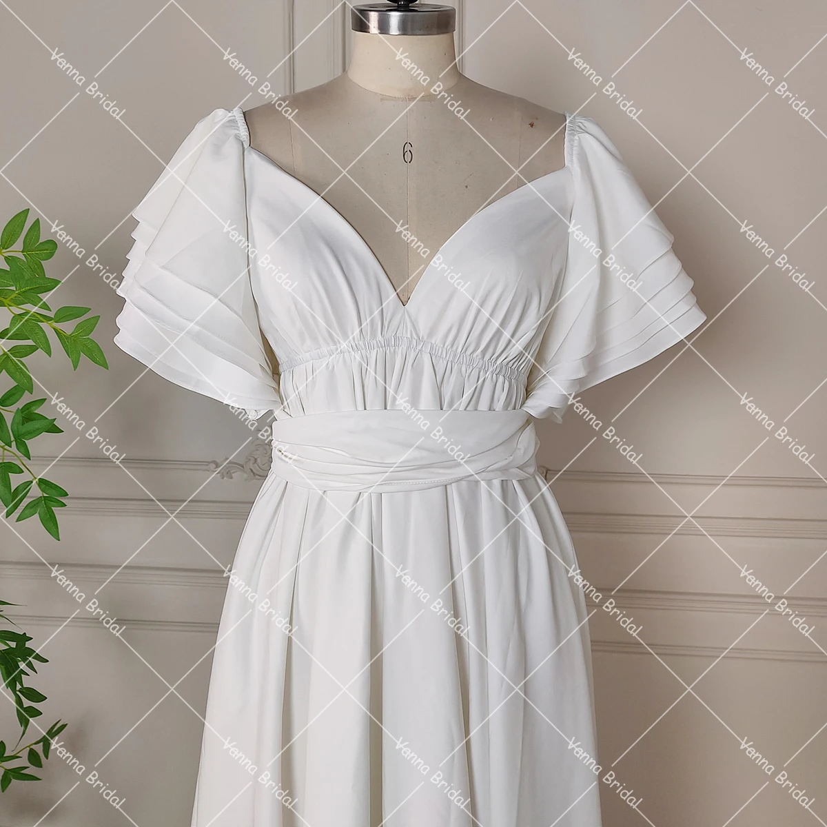 エンパイアウエスト コットンブレンド ブライダルドレス セルフタイベルト フロアレングス ティアード ショート フラッター スリーブ バックレス マタニティ ウェディングドレス