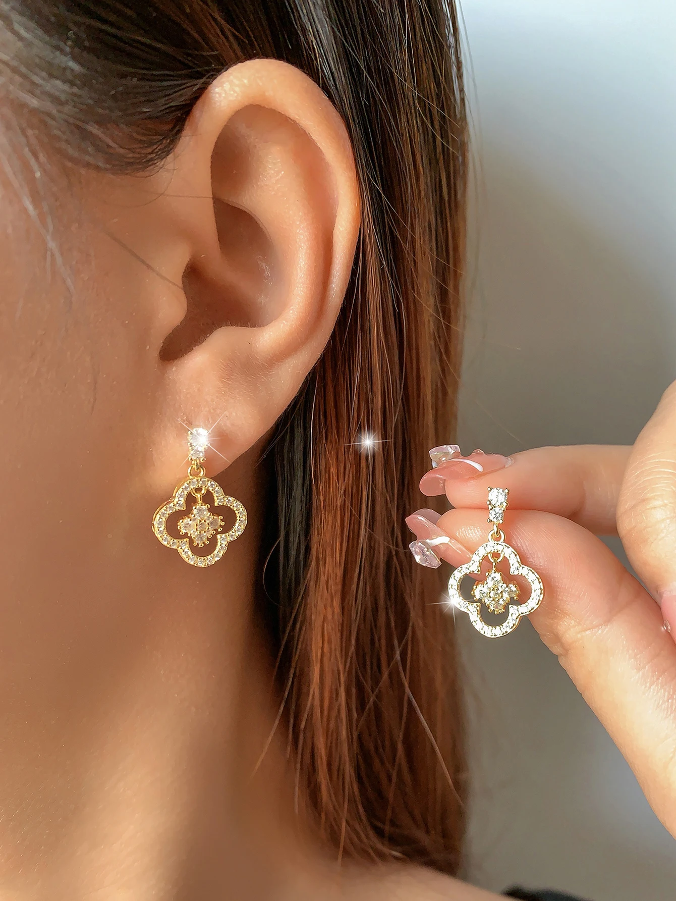 

S925 Exquisite Four-Leaf Clover Hollow Diamond-Studded Sterling Silver Earrings, High-End and Elegant Women's Earrings, Gift for Lover, Friend, or Bestie, Birthday Gift, Suitable for Daily Wear/Travel/Party Wear, Women's High-End Jewelry