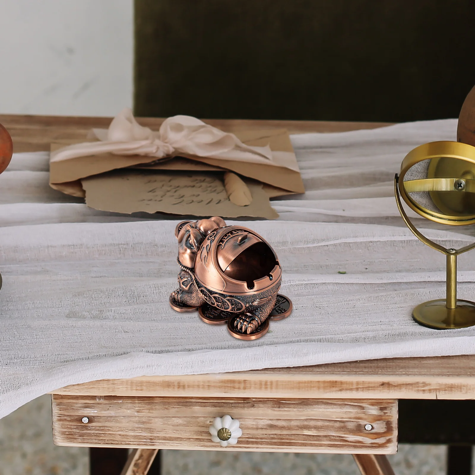 

Creative Desktop Ashtray Cigarette Butt Container Lidded Toad Shaped Home Use Smoke Ash Storage Wealth Zinc Alloy Craftsmanship