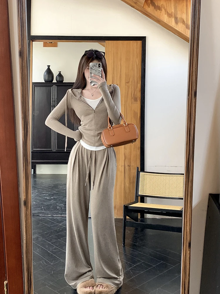 

Модный корейский дизайн Весна 2026: Женский комплект из топа и брюк с широкими штанинами, имитирующий двухслойный образ (футболка + брюки)