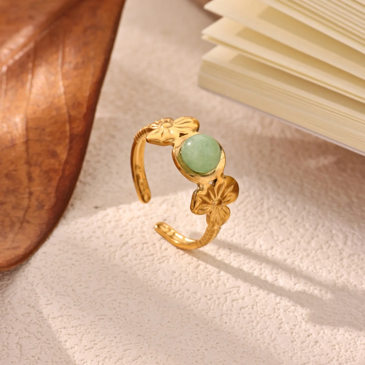 Vintage-Blumenring mit grünem Stein, offener Ring für Damen, Edelstahl, goldfarben, Imitation von Jade, verstellbarer Ring, ästhetischer chinesischer Schmuck. – Detail 3