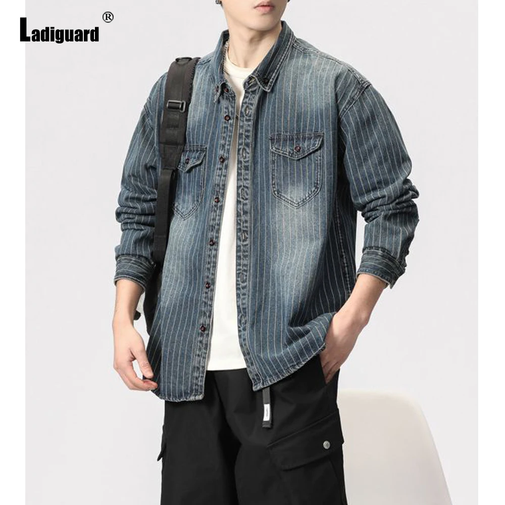 

Ladiguard Plus Size Mens Demin Jackets Trend 2024 Spring Autumn Lepal Collar Striped Tops Outerwear Stand Pocket Demin Jacket