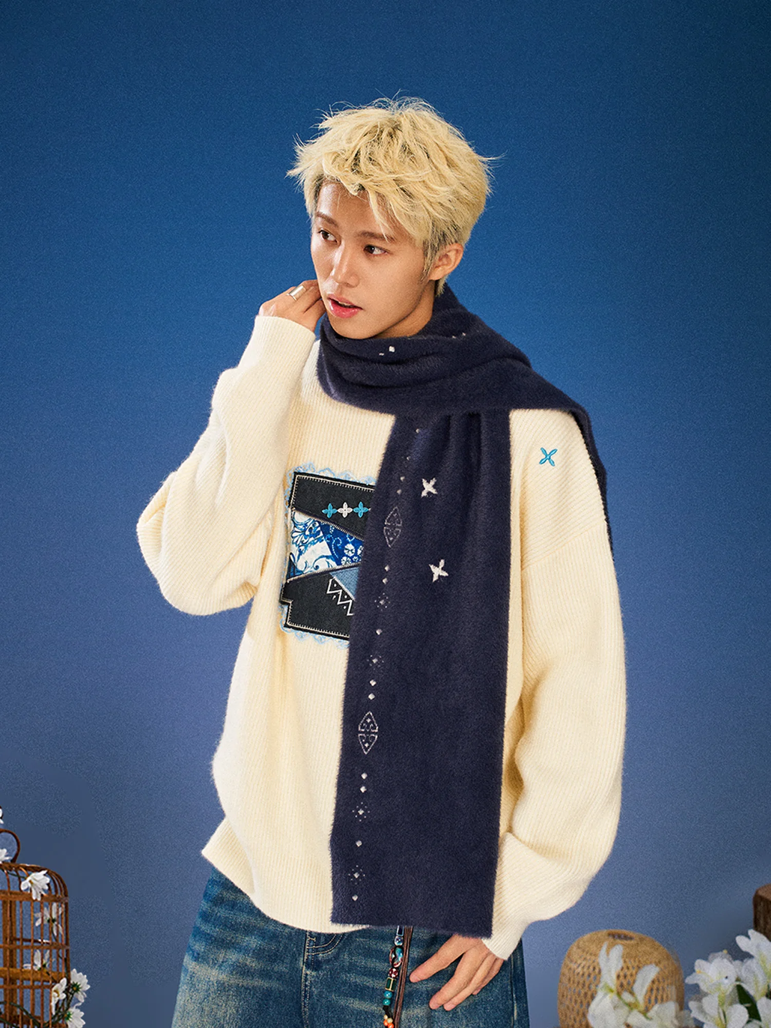 暖かさを帯びた蝶の刺繍が施された、エスニックスタイルの幾何学模様のファーリースカーフ。ナイロン繊維を使用したユニセックスの冬用スカーフ。中国製で、若者向け。