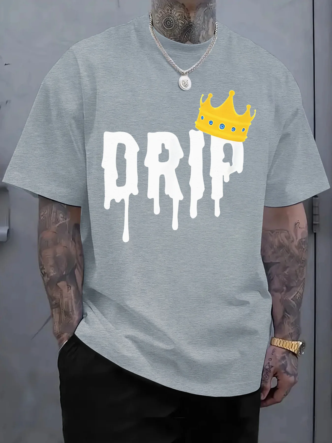 เสื้อยืดลำลองผู้ชายปี 2025 ผ้าฝ้ายแท้ ลายมงกุฎหยดน้ำ พร้อมตัวอักษรโดดเด่นและตราสัญลักษณ์ราชวงศ์ ใส่สบายสำหรับสวมใส่ในชีวิตประจำวัน