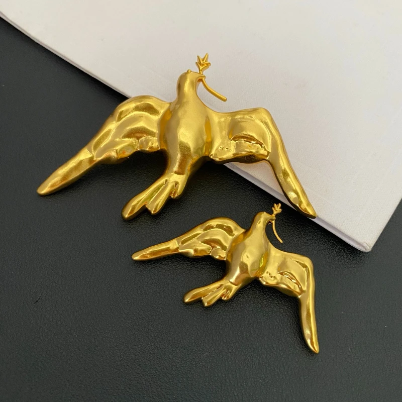 

Europe Vintage Classic Brass Gold Plated Pigeon Luxury Brooch Woman Exquisite Gift Jewelry Trend