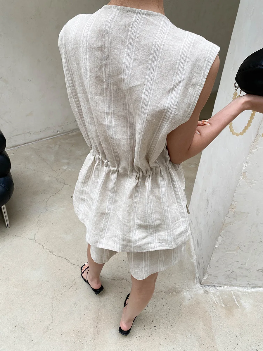 Sommerliches Damen-Set aus ärmelloser Weste und Shorts in unifarbenem Design mit Kordelzug an der Taille und Taschen, Rundhalsausschnitt. – Detail 12