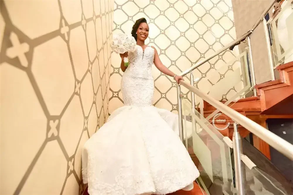 Robe de mariée sirène Spaghetti de luxe personnalisée, col en V, dos ouvert, perles de cristal, robe de mariée noire pour filles 2