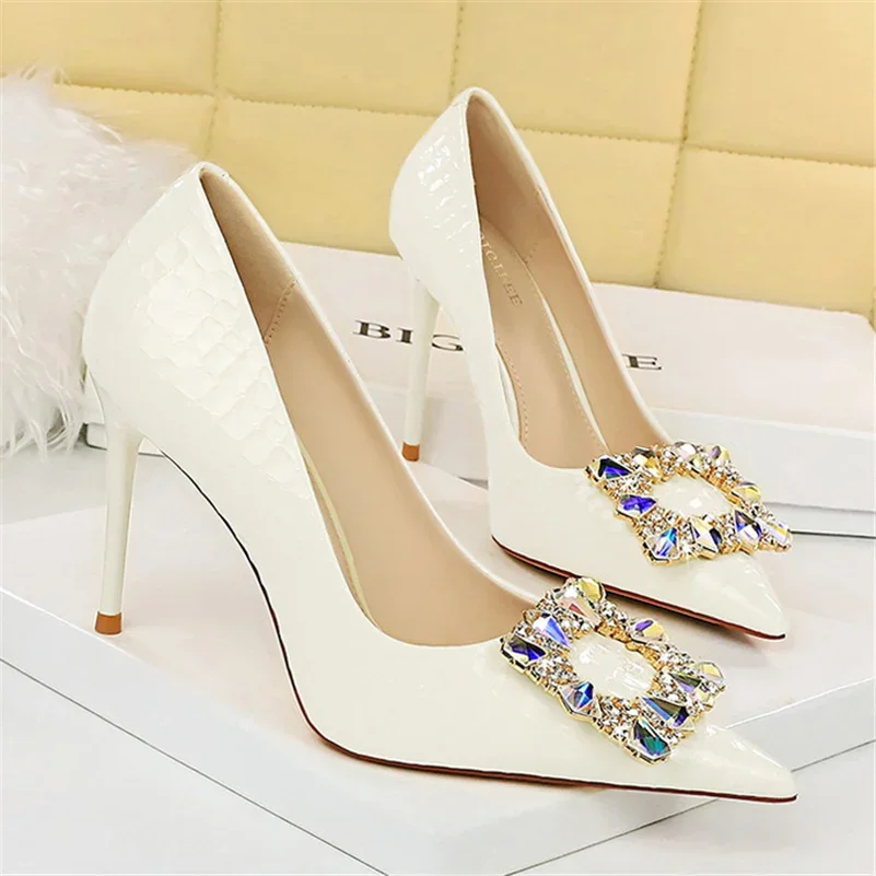 Donne 9.5cm tacchi alti décolleté a spillo punta a punta nero bianco Bling tacchi signora metallo strass fibbia matrimonio evento tacchi scarpe