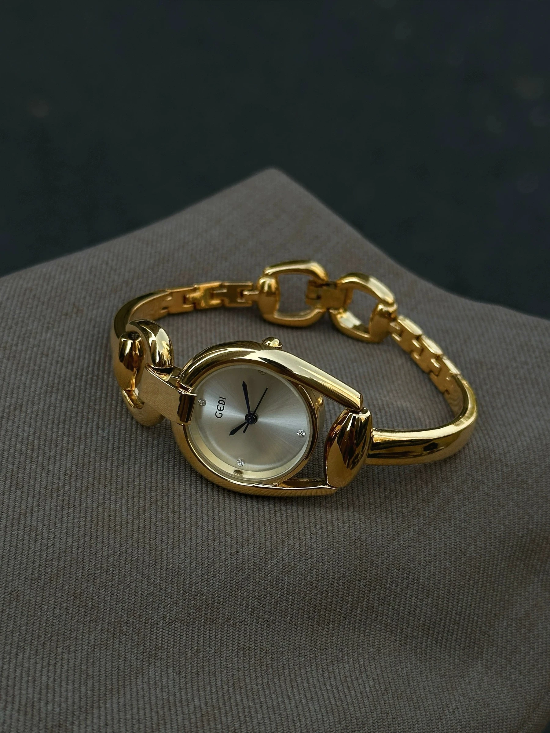 Luxury Gold Ladies Watch Medieval Aristocratic Ladies Watch Exquisite Quartz Watch Waterproof view 5