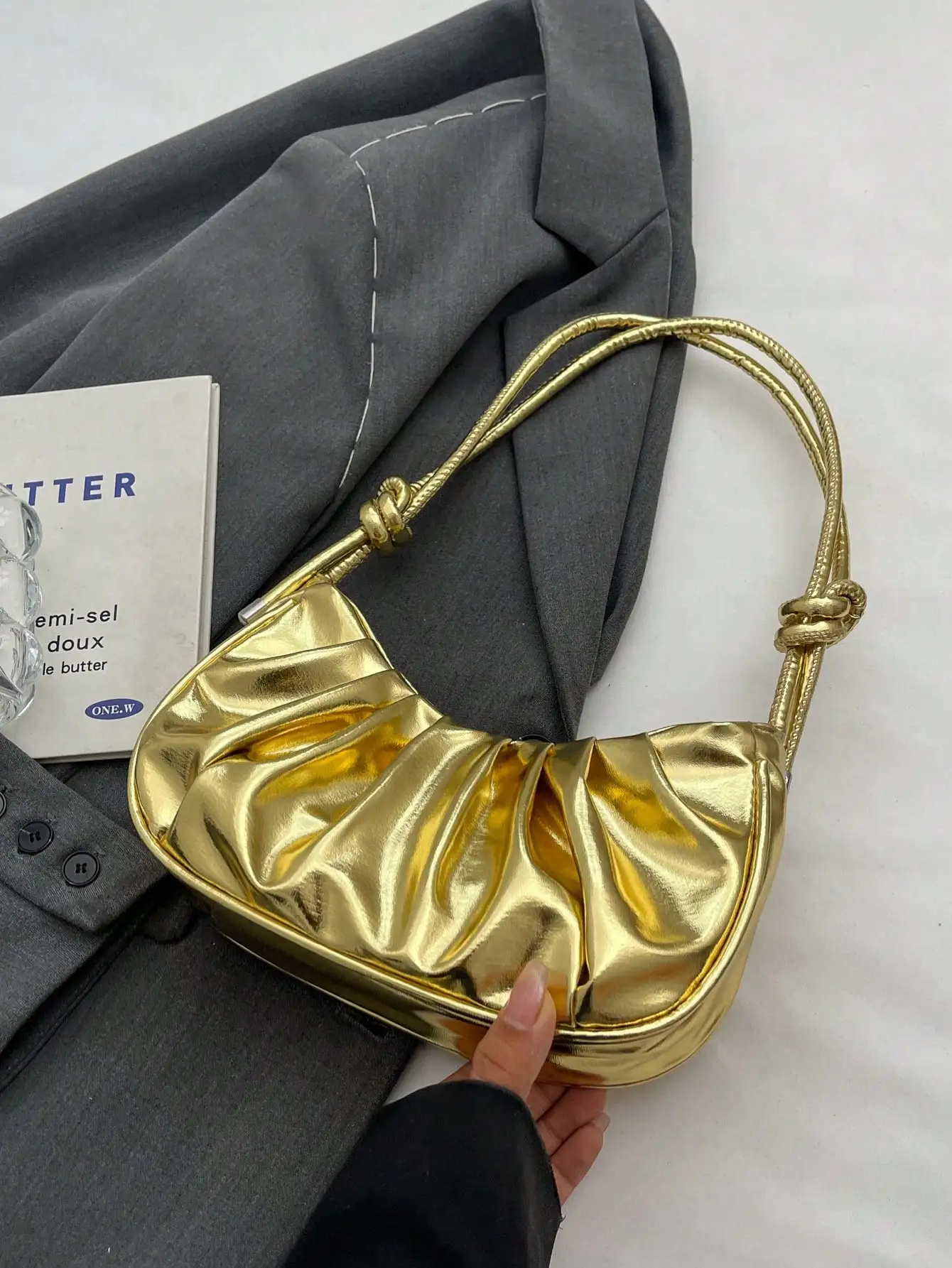 

1pc Solid Color Pleated Glossy Cloud-Shaped PU Shoulder Bag, Fashionable Simple Elegant Women's Crescent Bag , Old Money