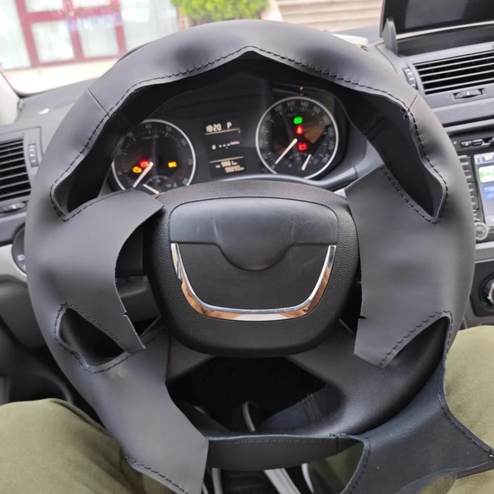 Handgenähter schwarzer, verschleißfester Kunstleder-Lenkradbezug 2009-2013 Citigo 2011-2012 für Skoda Octavia.