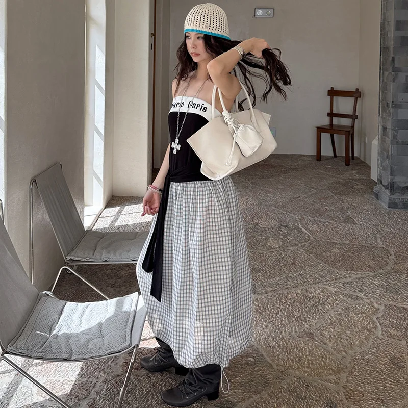 

Fashionable and western-style street strapless letter strap loose and flowing strapless plaid dress