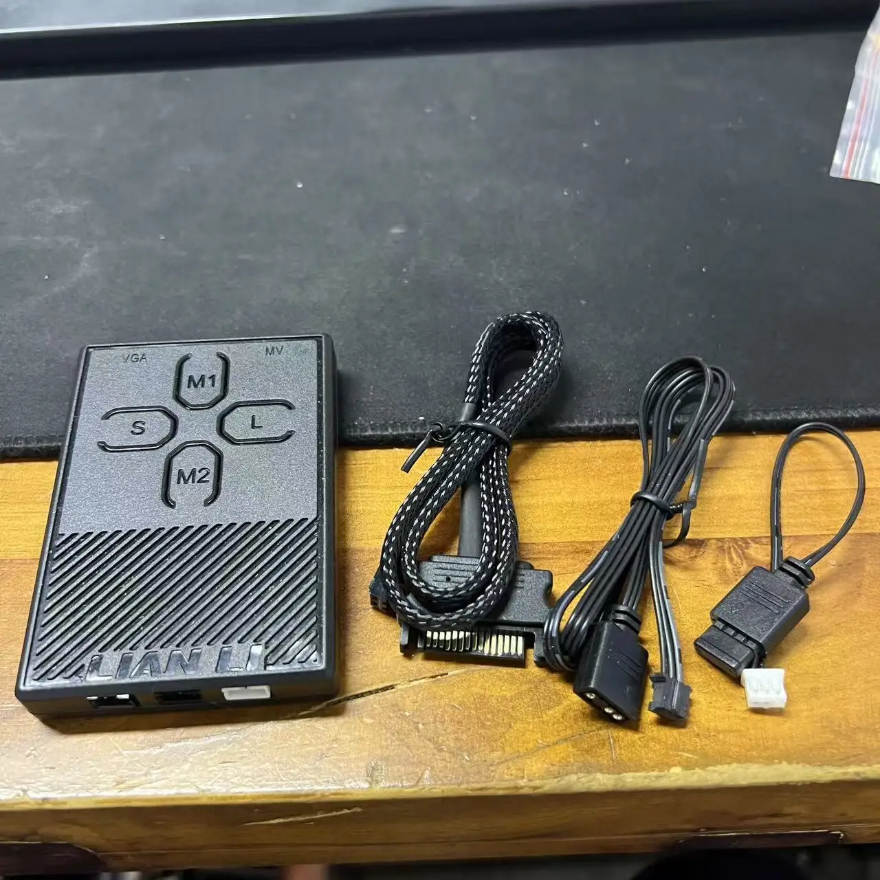 lianli-strimer-plus専用コントローラー、lianli初代光ケーブル専用コントローラー