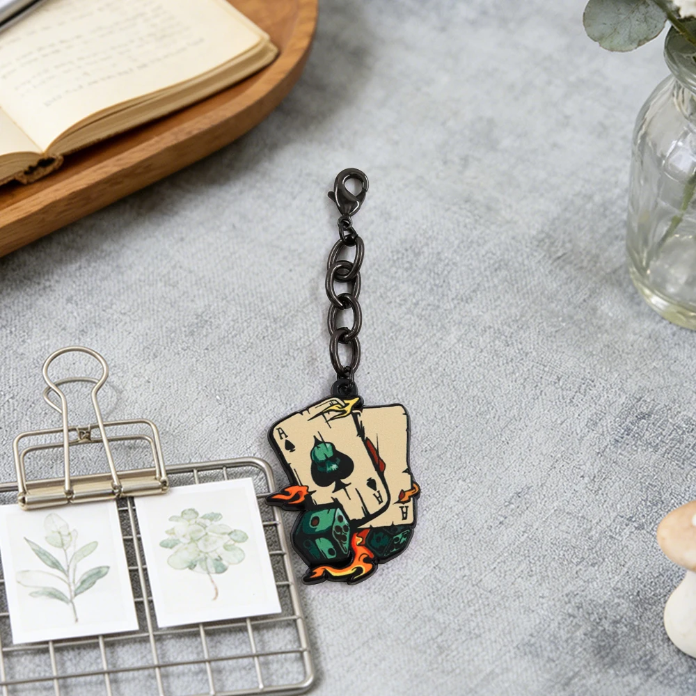 Retro-Schlüsselanhänger im dunklen Stil mit Spielkarten- und Würfel-Motiv, feuriger Ass-Schlüsselanhänger, Sammlerstück mit Gaming-Thema, einzigartiges Accessoire – Detail 7