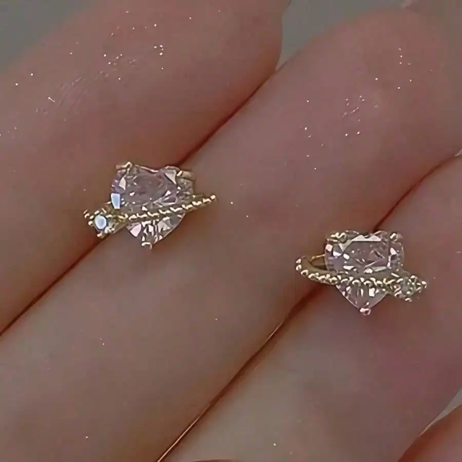 

Позолоченные серьги-гвоздики в форме сердца с розовым камнем — изящные сверкающие украшения для повседневной носки, вечеринок и в подарок