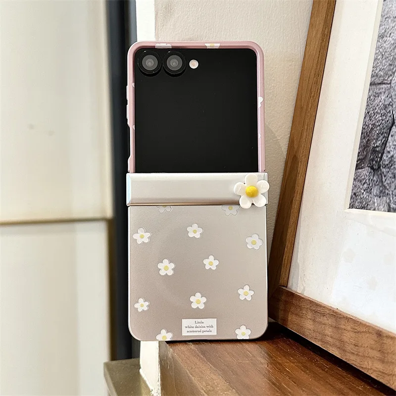 Creative 3D White Flower Magnetic for Samsung Galaxy Z Flip 7 6 5 4 Protective Back Cover for ZFlip5 ZFlip6 ZFlip7 Case Shell