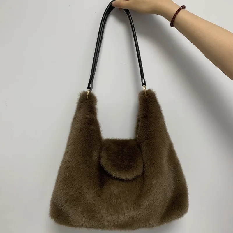 New Winter Style Single-shoulder Bag with Deer Pattern Soft Warm Faux Fur Women's 2026 Plush Underarm Bag Casual Daily Use