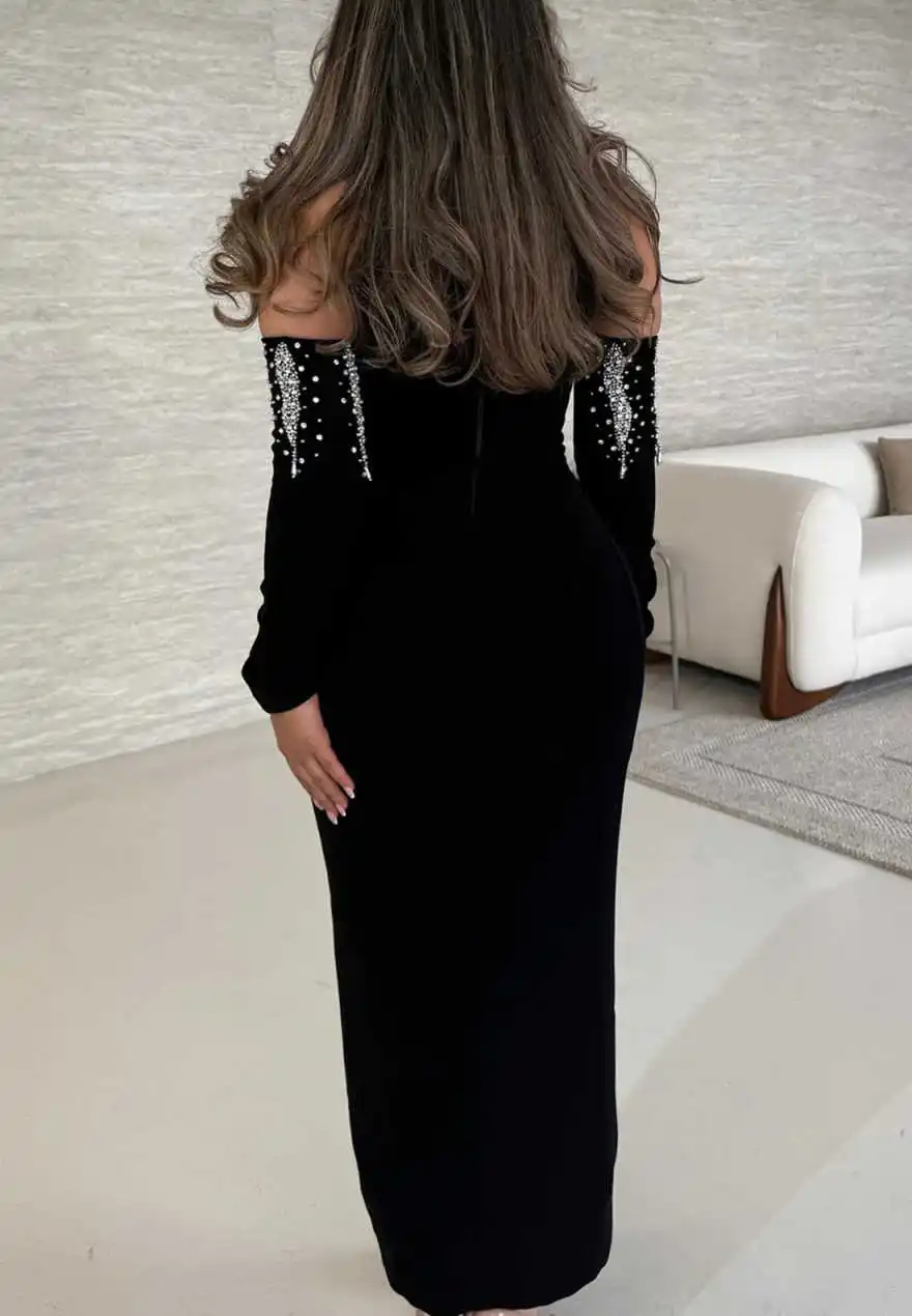 Elegancka suknia wieczorowa z wysokim kołnierzem, długim rękawem, zdobiona kryształkami, idealna na bankiet, studniówkę, imprezę, formalne okazje, możliwość personalizacji.