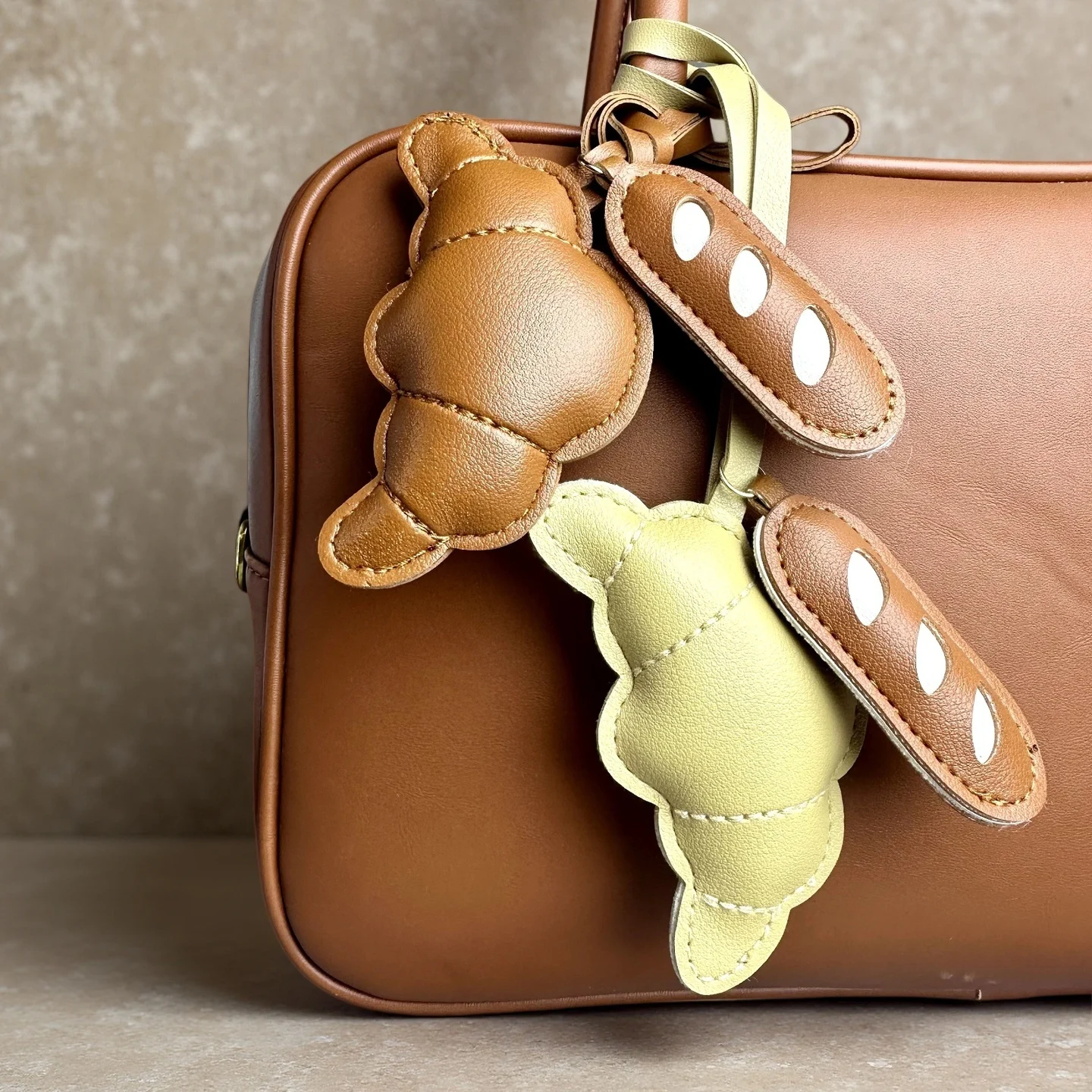 Croissant & Pretzel PU Leather Bag Charms – Realistic Foodie Pendant Set for Handbags, Keychain or Purse