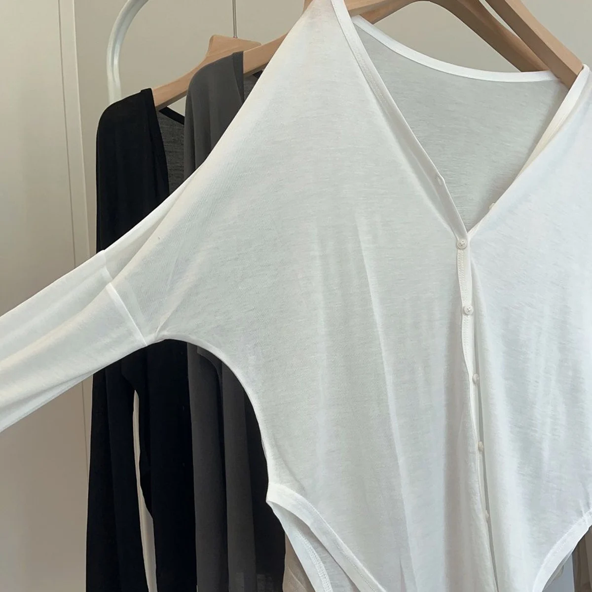 1 Stück leichte Oberbekleidung, V-Ausschnitt, Knopfleiste, lange Ärmel, durchsichtige Chiffon-Schaljacke, übergroßer Sonnenschutz – Detail 3