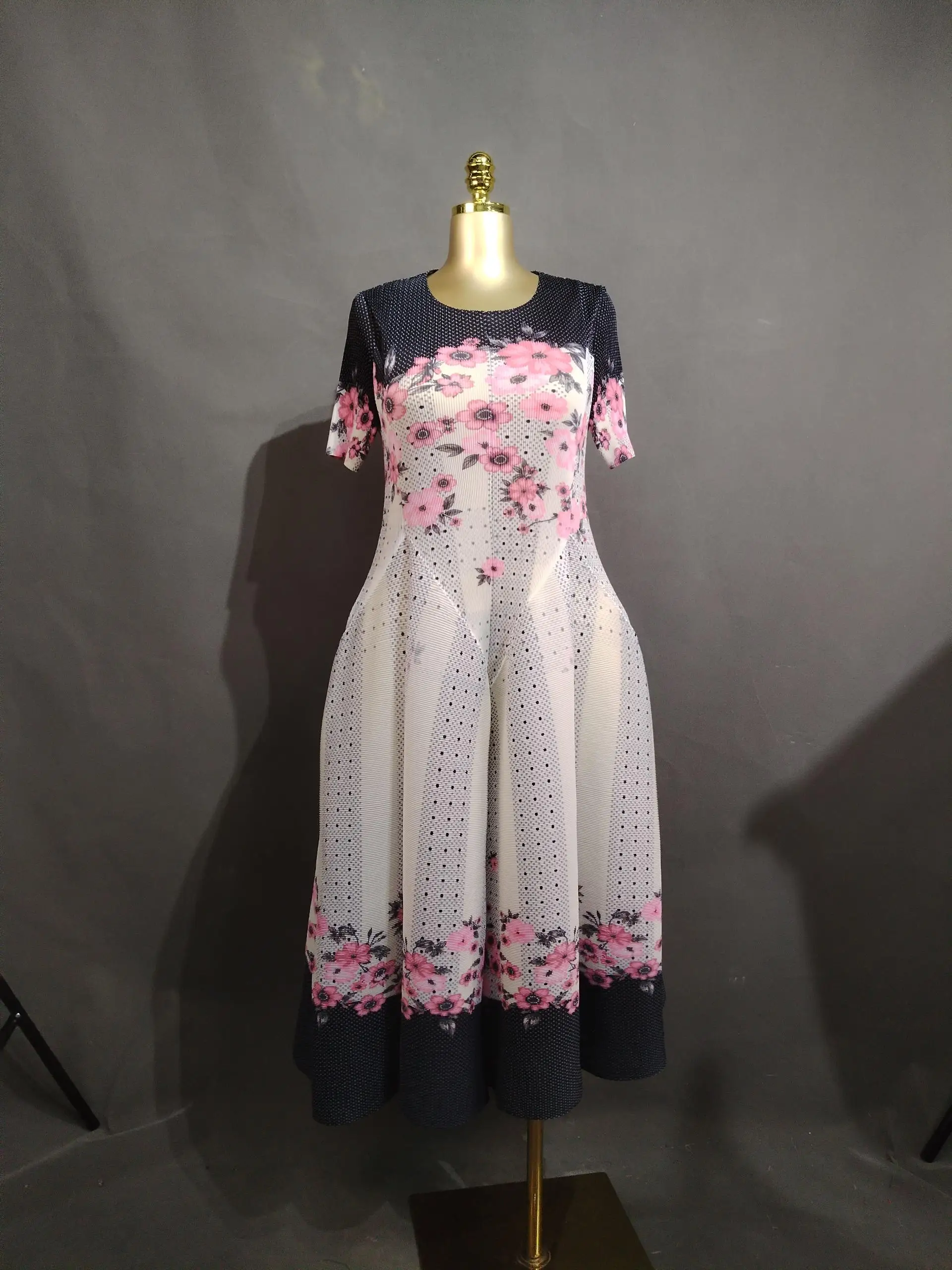 Damenkleid mit Blumenmuster, knielanges Kleid, kurzärmeliges, locker fallendes Kleid, A-Linien-Swingkleid zum Tanzen. – Detail 8