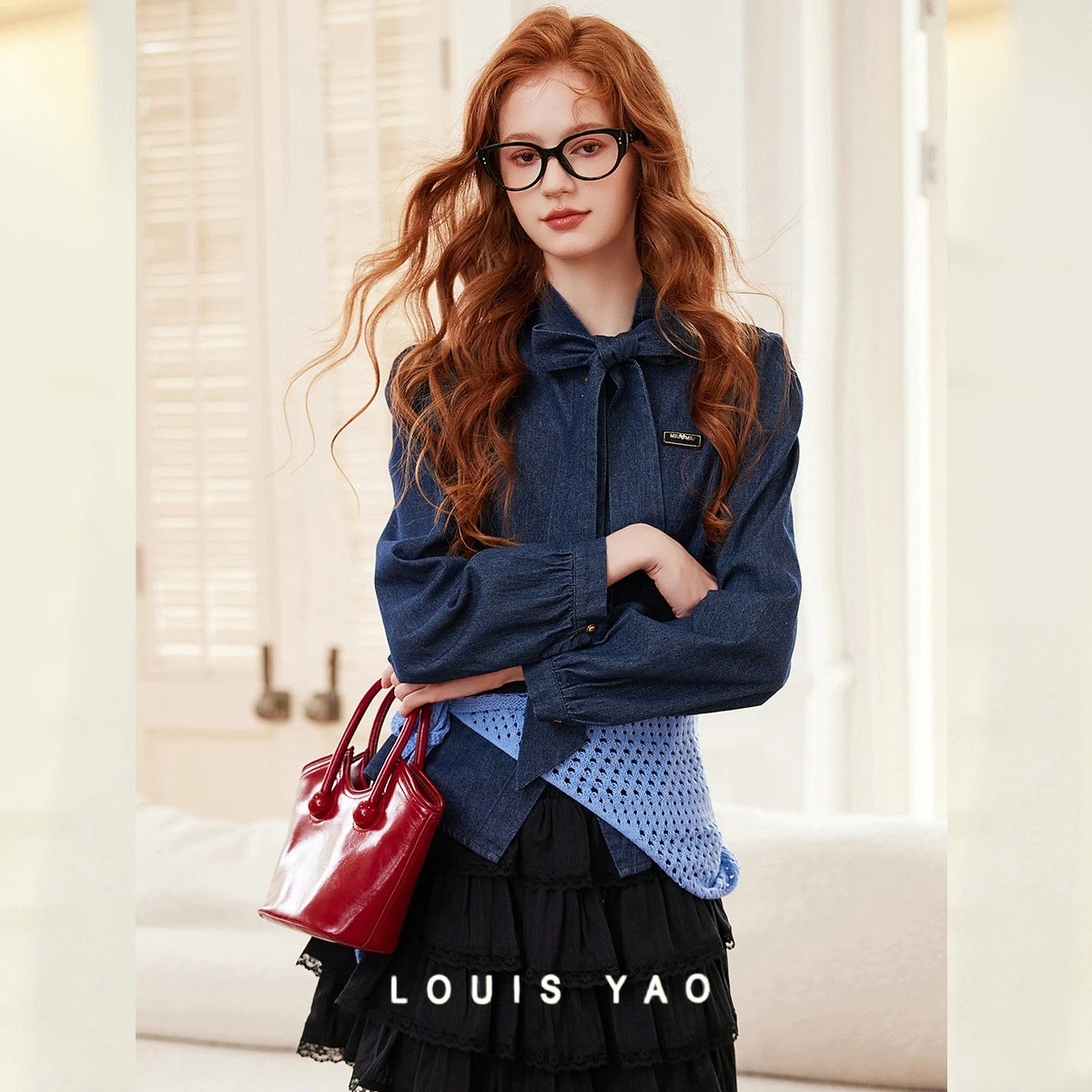 เสื้อเชิ้ตเดนิมคอตั้งผูกโบว์ LOUIS YAO รุ่นใหม่ ประจำฤดูใบไม้ร่วงปี 2025 ทรงเข้ารูป แขนยาว ติดกระดุมเม็ดเดียว เสื้อผู้หญิง