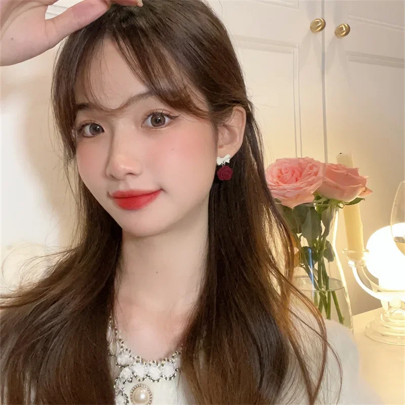 الأحمر المخملية زهرة المرأة أقراط S925 الفضة إبرة فراشة عقدة لا ثقب المجوهرات العصرية كليب على أقراط الأذن الأصفاد