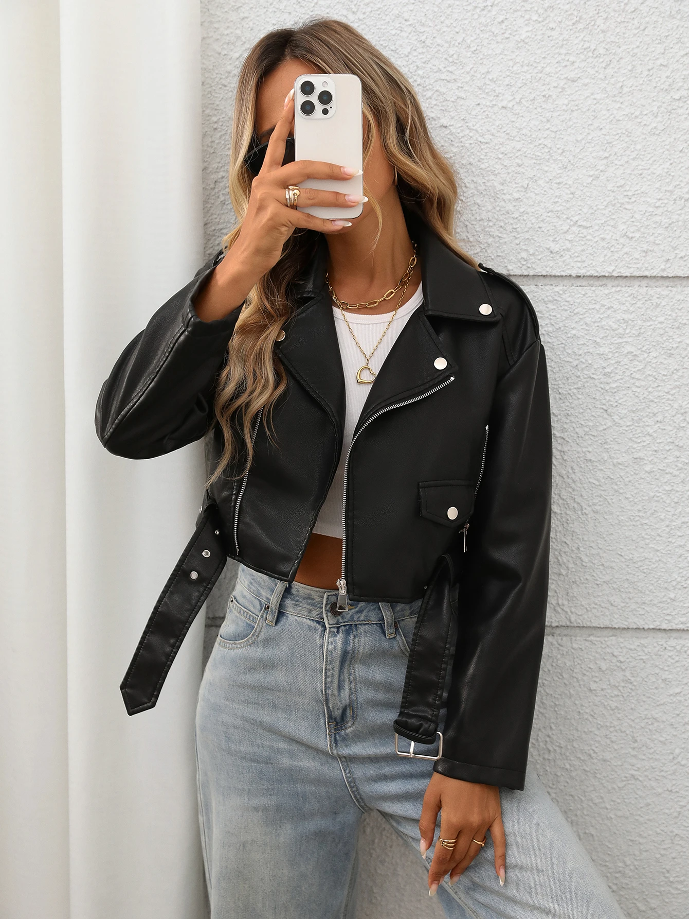 سترة نسائية قصيرة من الجلد الصناعي مع طية صدر السترة وسحاب لراكبي الدراجات النارية مع حزام