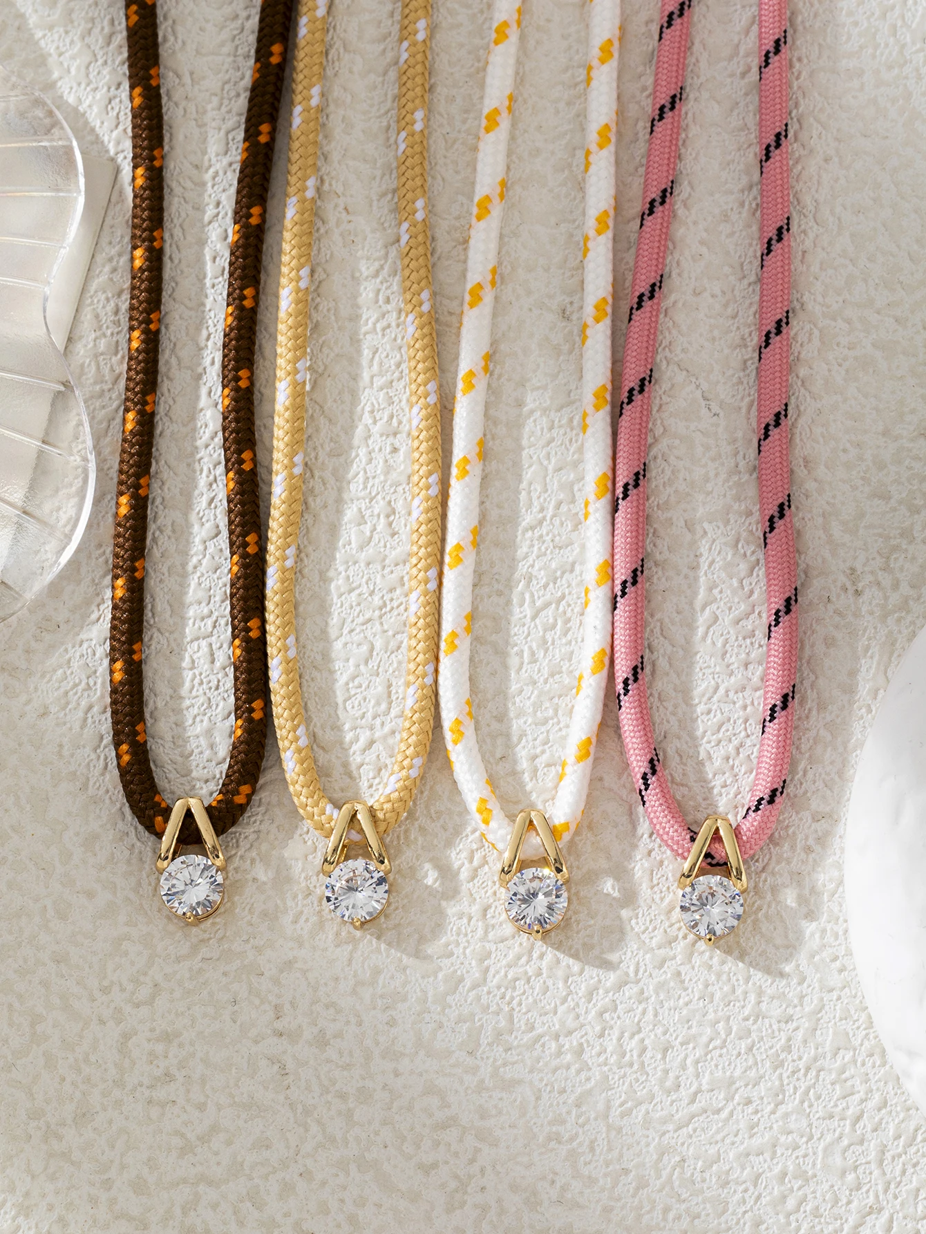 Bunte gestreifte Seilketten-Halskette mit einzelnem runden Zirkon-Anhänger für Damen, lässiger Schmuck, Geschenk – Detail 3