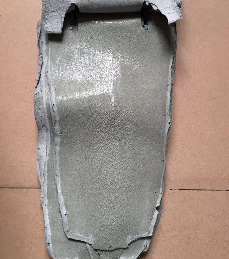 

Мягкая кожаная ткань из кожи рыбы Grey Pearl для рукоделия, вышивки, сумок, кошельков, вставок и домашнего текстиля