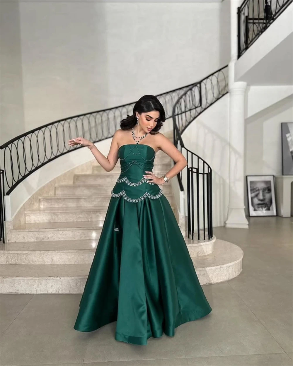 Вечернее платье по индивидуальному заказу Изысканные атласные вечерние платья без бретелек без рукавов Элегантные трапециевидные платья с жемчугом и шлейфом знаменитостей