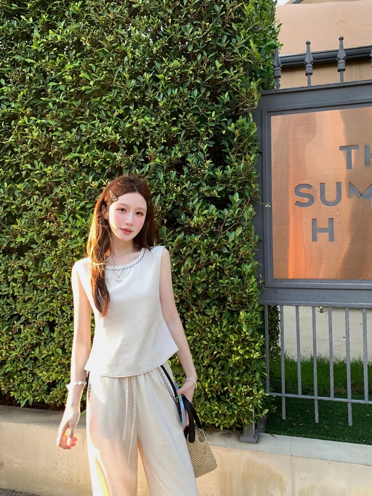 

Комплект YANUOYU: вышитый хлопково-льняной жилет с круглым вырезом и повседневные прямые брюки для женщин. Летняя коллекция для офиса и отдыха.