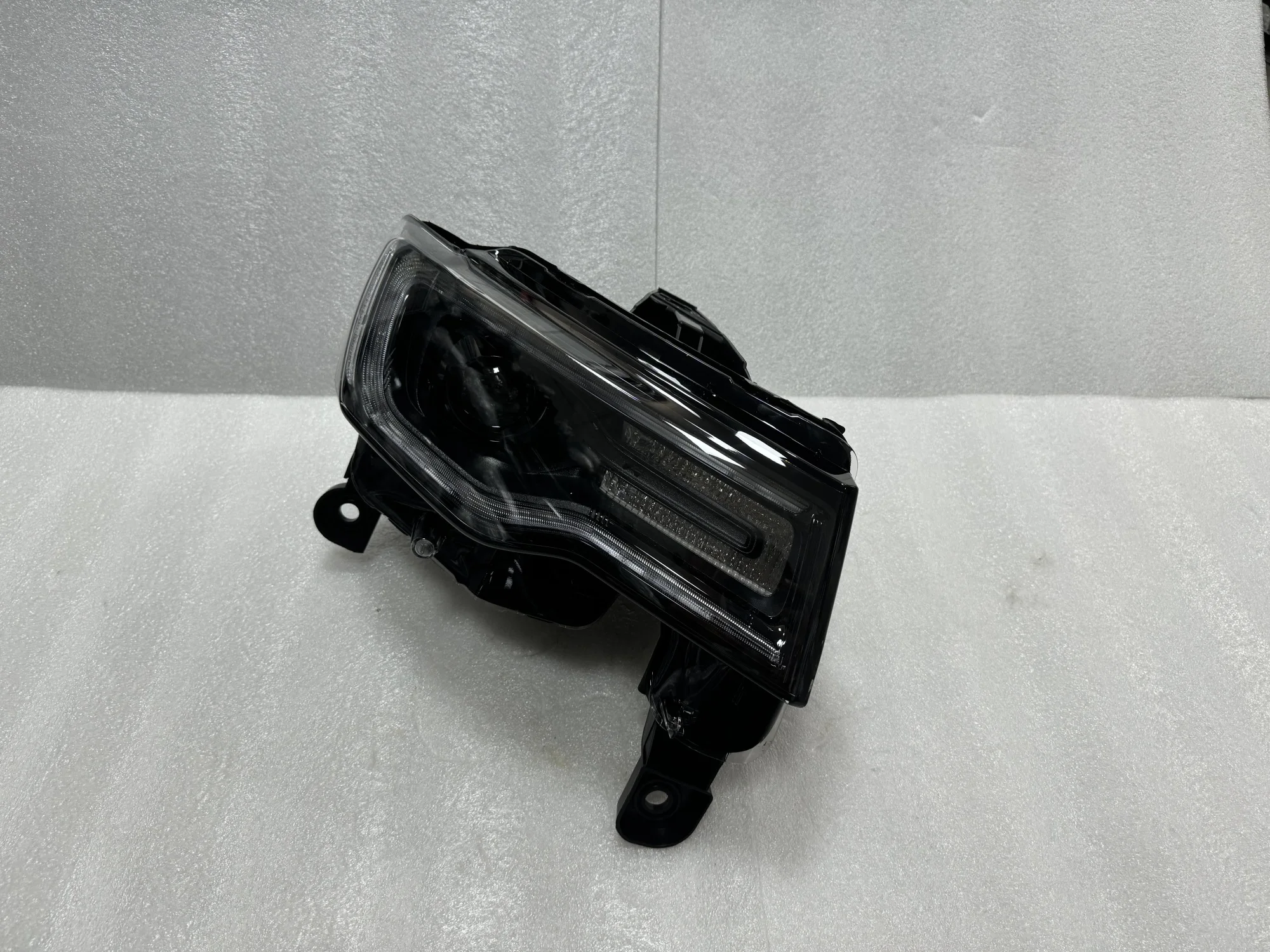 High Quality Remanufactured Headlamp, Smoked Black Lens, D1S Socket, for 2014 Grand Cherokee