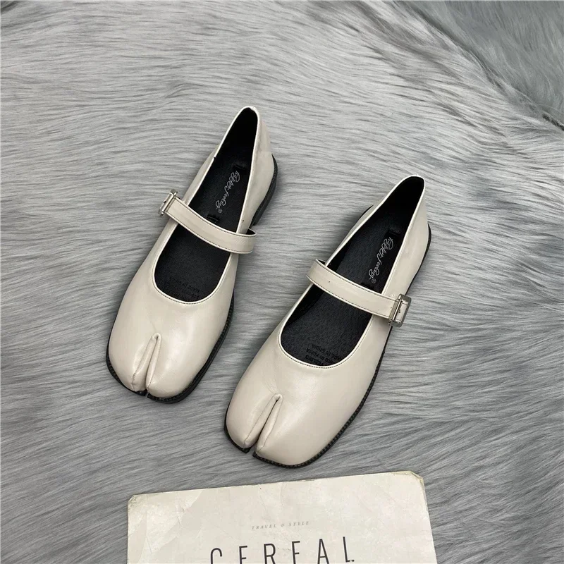 Płaskie buty damskie Square Toe Retro Single Shoes One Word Buckle Shallow Mouth Mary Jane Shoes Split Toe Shoes Sandals