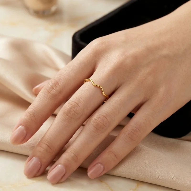 1 Piece Stainless Steel Ring with 18K Gold Plating, Hammered Texture, Irregular Wave Design, Niche Texture, Concave-Convex Fine Ring, Multi-Layered Stacking, Minimalist Style, Versatile Jewelry for Women, Casual and Unique, Suitable as a Gift for Friends, Suitable for Various Occasions Such as Commuting, Afternoon Tea, Dating, and Travel